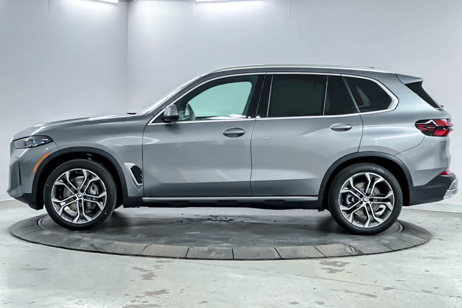 Used 2026 BMW X5 xDrive40i w/ Premium Package AWD/4WD image 5
