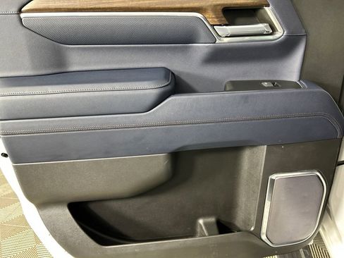 Used 2023 Chevrolet Silverado 1500 High Country w/ Technology Package image 18