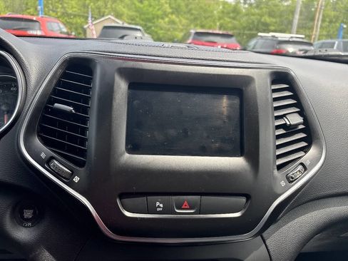 Used 2020 Jeep Cherokee Latitude Plus w/ Cold Weather Group AWD/4WD image 29