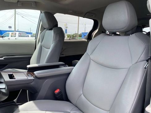 Used 2023 Toyota Sienna XLE FWD image 10