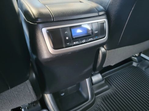 Used 2017 Toyota Highlander XLE AWD/4WD image 12
