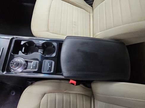 Used 2019 Ford Edge SE FWD image 18