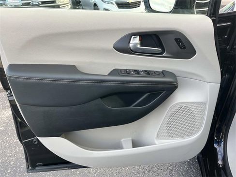 Used 2024 Chrysler Pacifica Touring-L image 30