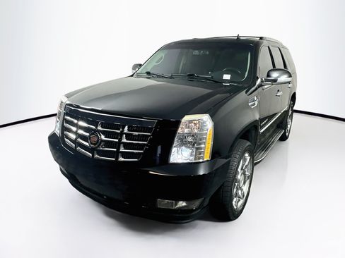 Used 2014 Cadillac Escalade Luxury RWD image 3