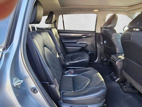 Used 2023 Toyota Highlander Platinum AWD/4WD image 16