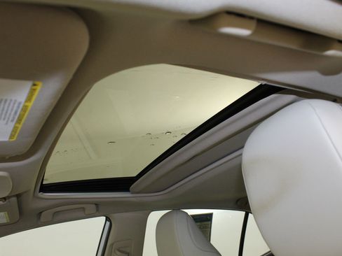 Used 2021 Toyota Camry XLE w/ Navigation Upgrade Package image 11