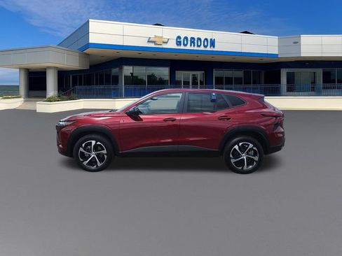 Used 2025 Chevrolet Trax RS FWD image 2