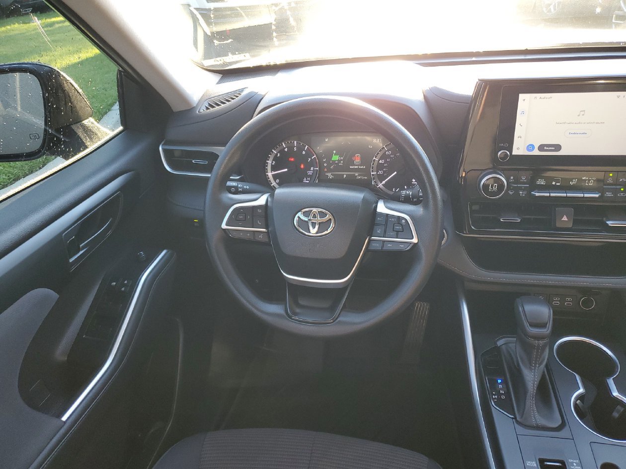 Used 2023 Toyota Highlander L FWD image 11