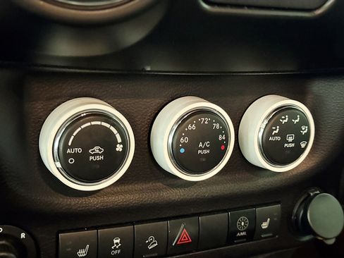 Used 2015 Jeep Wrangler Unlimited Sahara image 12