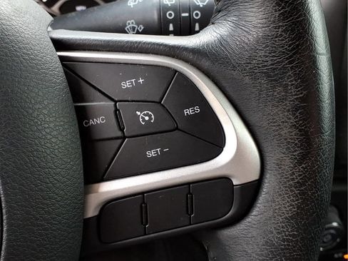 Used 2019 Jeep Renegade Latitude w/ Cold Weather Group AWD/4WD image 21