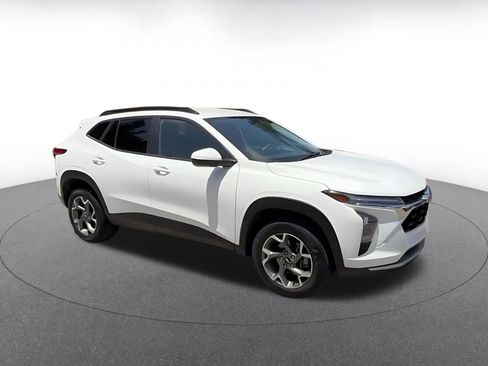 Used 2025 Chevrolet Trax LT FWD image 2