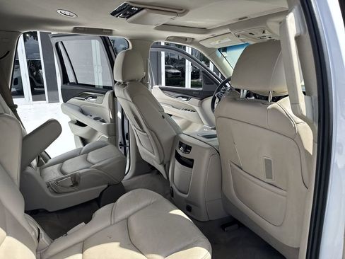 Used 2018 Cadillac Escalade Luxury AWD/4WD image 33