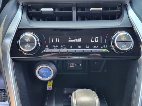 Used 2022 Toyota Venza LE AWD/4WD image 26