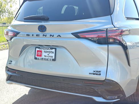 Used 2023 Toyota Sienna XSE AWD/4WD image 13