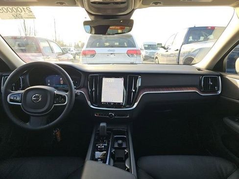 Used 2025 Volvo V60 B5 Cross Country Plus image 5