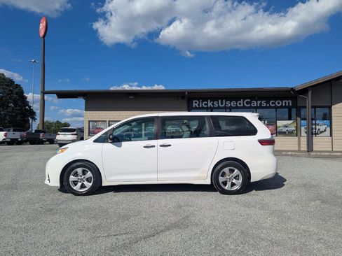 Used 2018 Toyota Sienna L FWD image 11