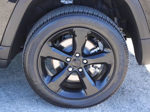 Used 2025 Jeep Grand Cherokee L Altitude AWD/4WD image 8