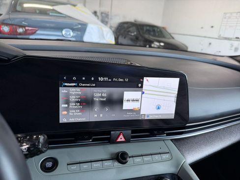 Used 2025 Hyundai Elantra Limited image 21