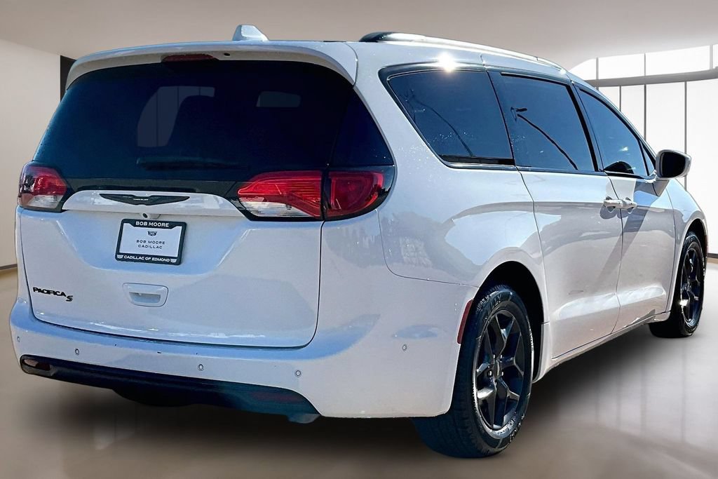 Used 2020 Chrysler Pacifica Touring-L Plus w/ Advanced Safetytec Group FWD image 2