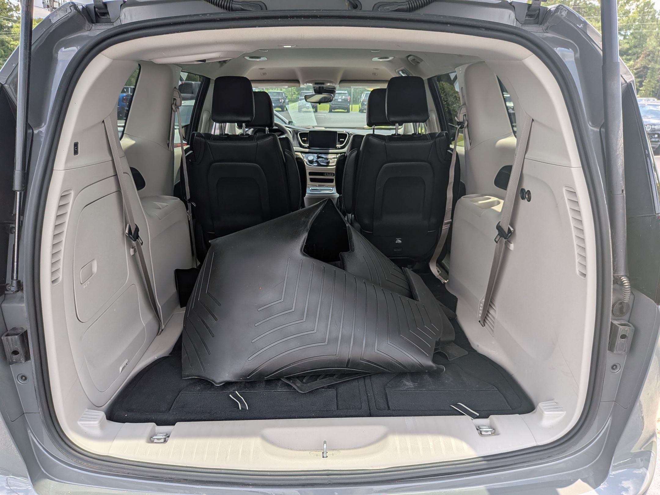 Used 2023 Chrysler Pacifica Touring-L FWD image 20