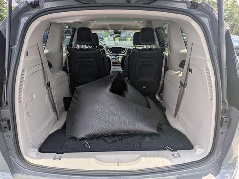 Used 2023 Chrysler Pacifica Touring-L FWD image 20