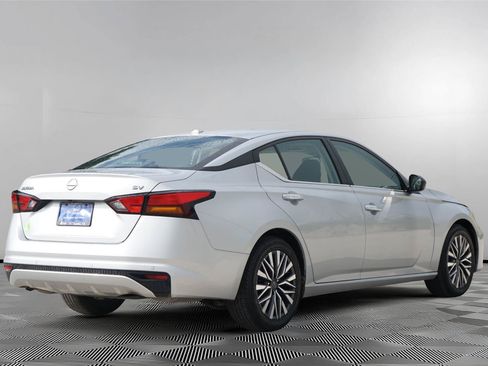 Used 2024 Nissan Altima 2.5 SV FWD image 5
