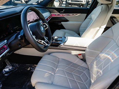 Used 2026 BMW 750e xDrive image 19