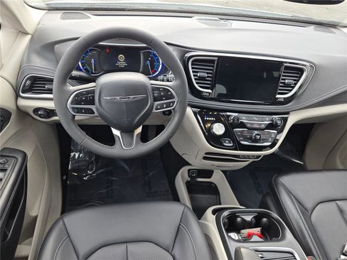 Certified 2024 Chrysler Pacifica Limited FWD image 22
