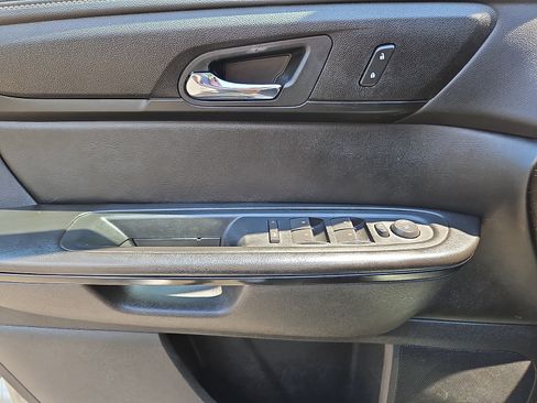 Used 2017 Chevrolet Traverse LT w/ Style and Technology Package FWD image 12