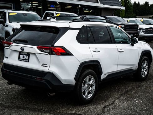 Used 2021 Toyota RAV4 XLE w/ XLE Grade Weather Package AWD/4WD image 11
