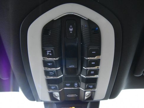 Used 2020 Porsche Macan image 32