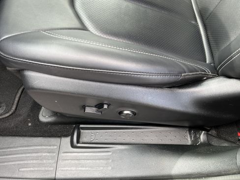 Used 2025 Chrysler Pacifica Select FWD image 14