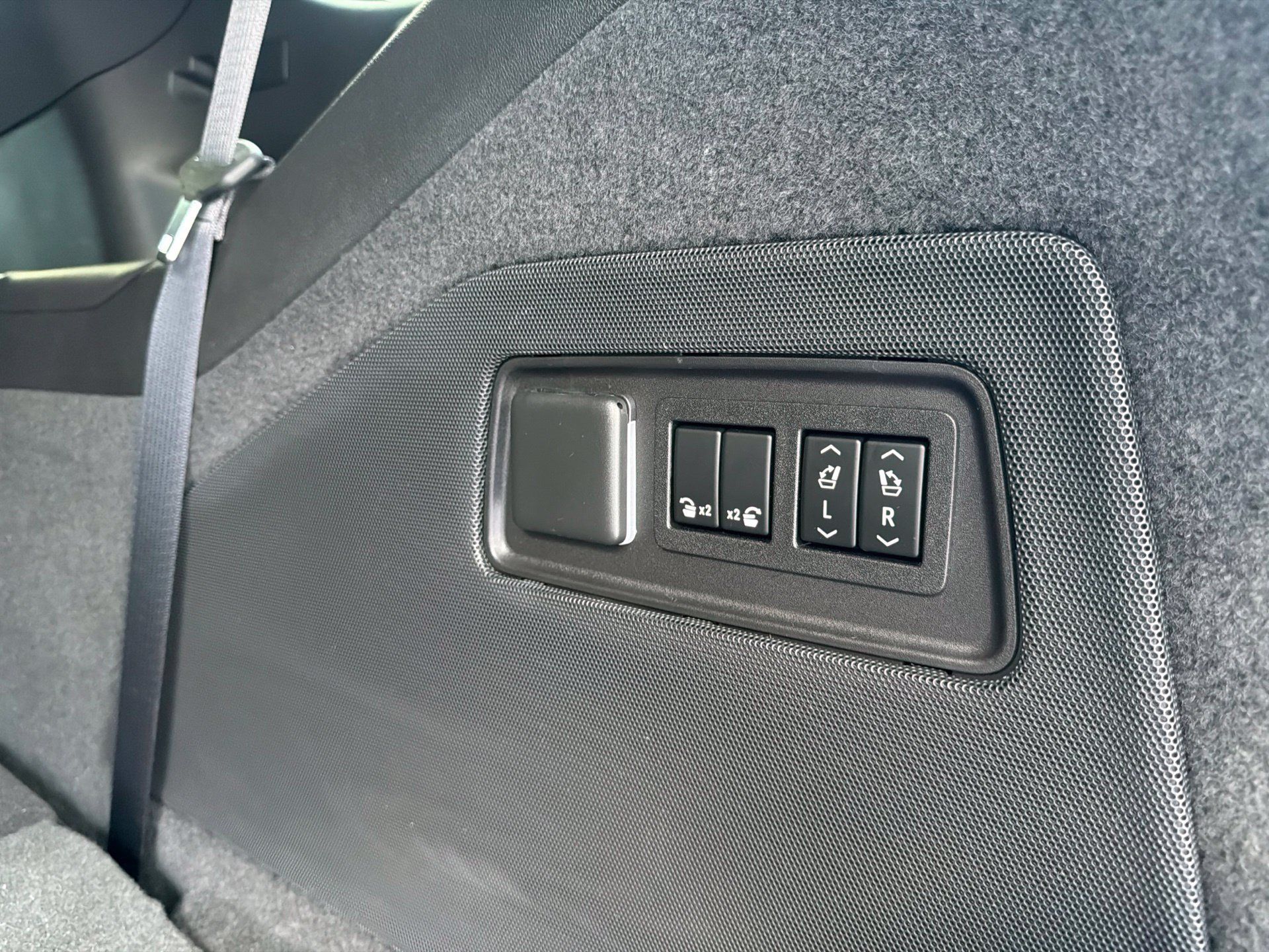 Used 2021 Cadillac Escalade Sport w/ Driver Assist Tech Package AWD/4WD image 20
