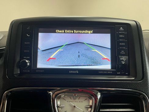 Used 2016 Chrysler Town & Country Touring image 21