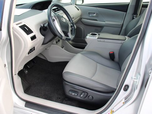 Used 2017 Toyota Prius V Five image 10