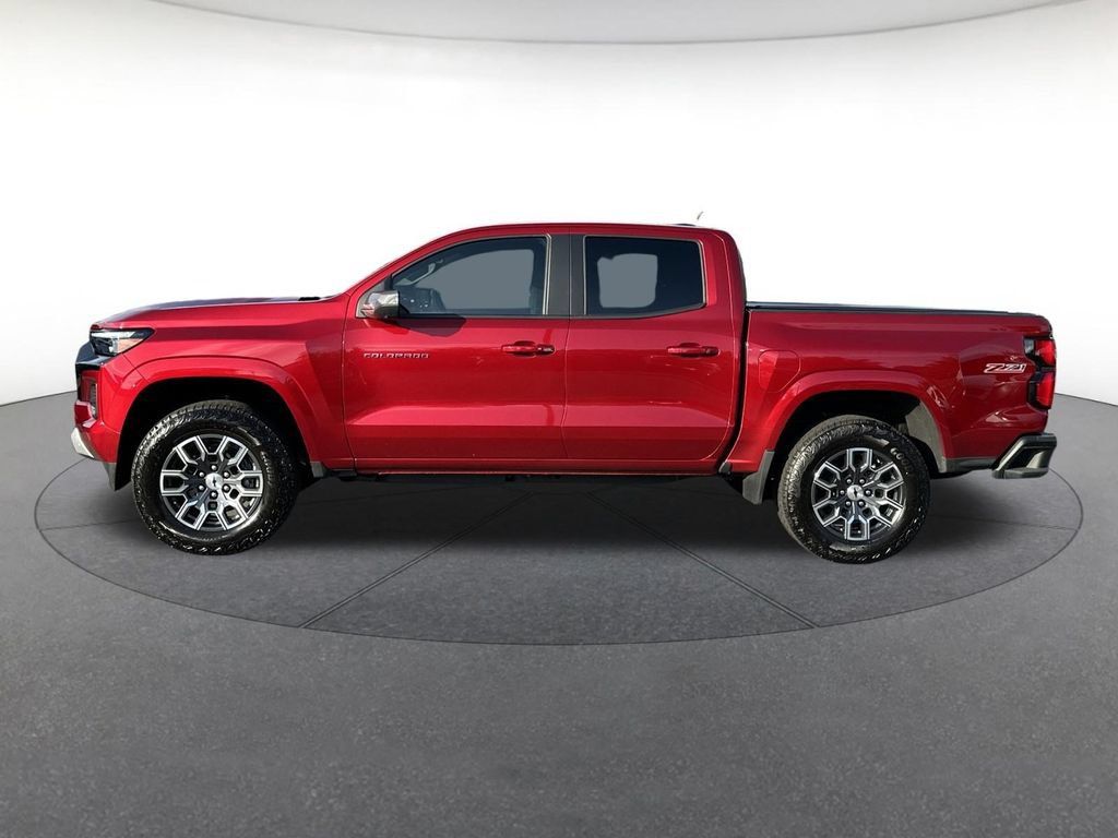 Used 2025 Chevrolet Colorado Z71 w/ Technology Package AWD/4WD image 2