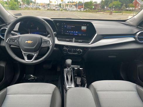 Used 2025 Chevrolet Trax LT w/ LT Convenience Package FWD image 31