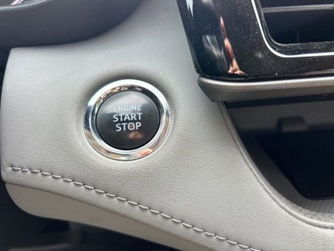 Used 2023 Toyota Highlander XLE FWD image 24