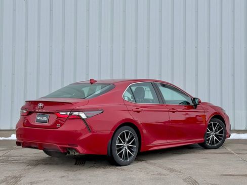Used 2021 Toyota Camry SE w/ Cold Weather Package image 6