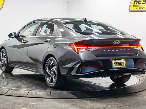 Used 2025 Hyundai Elantra SEL image 2