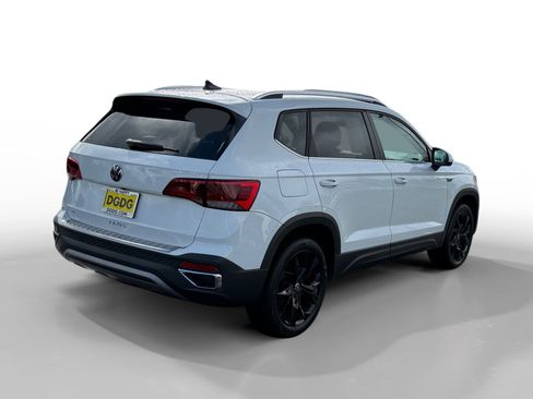 Certified 2022 Volkswagen Taos SE w/ Panoramic Sunroof Package image 5