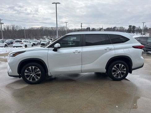 Used 2023 Toyota Highlander XLE image 4