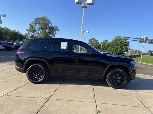 Used 2025 Jeep Grand Cherokee Altitude AWD/4WD image 13