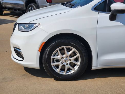Used 2023 Chrysler Pacifica Touring-L FWD image 8