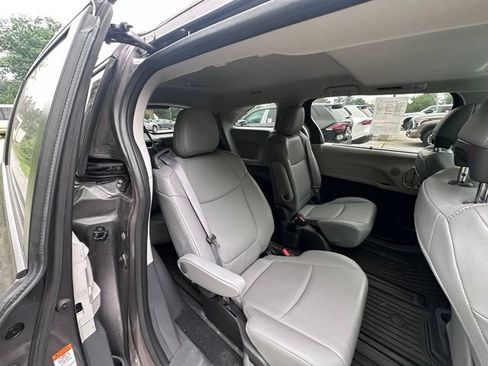 Used 2022 Toyota Sienna XLE AWD/4WD image 9