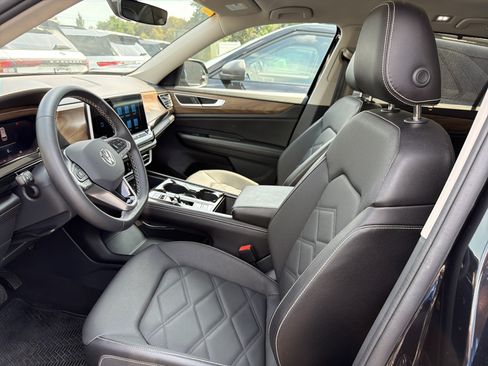 Used 2024 Volkswagen Atlas SE AWD/4WD image 9