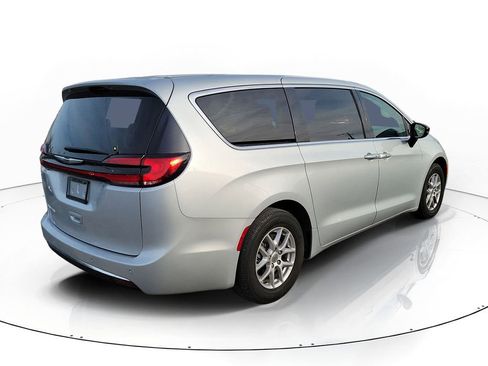 Used 2024 Chrysler Pacifica Touring-L FWD image 4