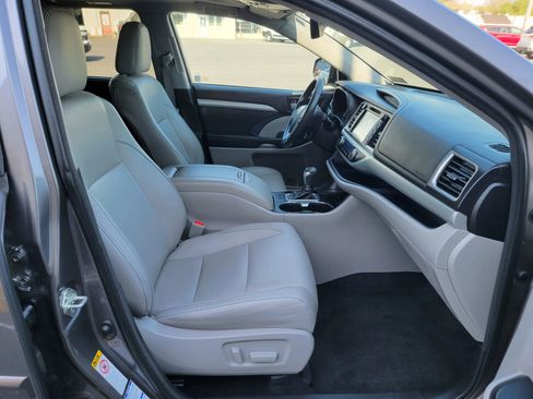 Used 2018 Toyota Highlander XLE image 21