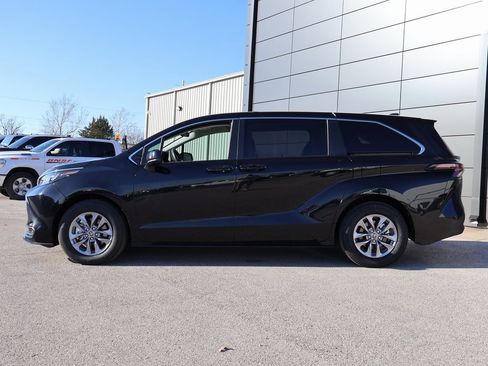 Used 2024 Toyota Sienna LE image 2