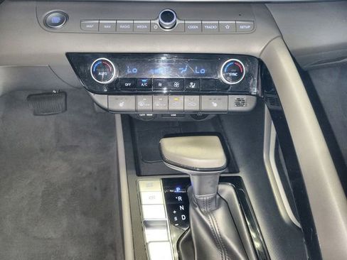 Used 2025 Hyundai Elantra SEL FWD image 19